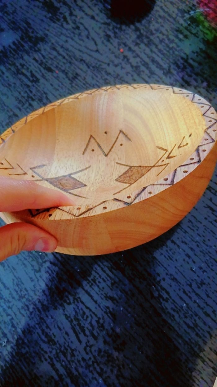 Vide poche en bois gravé a main - photo numéro 2