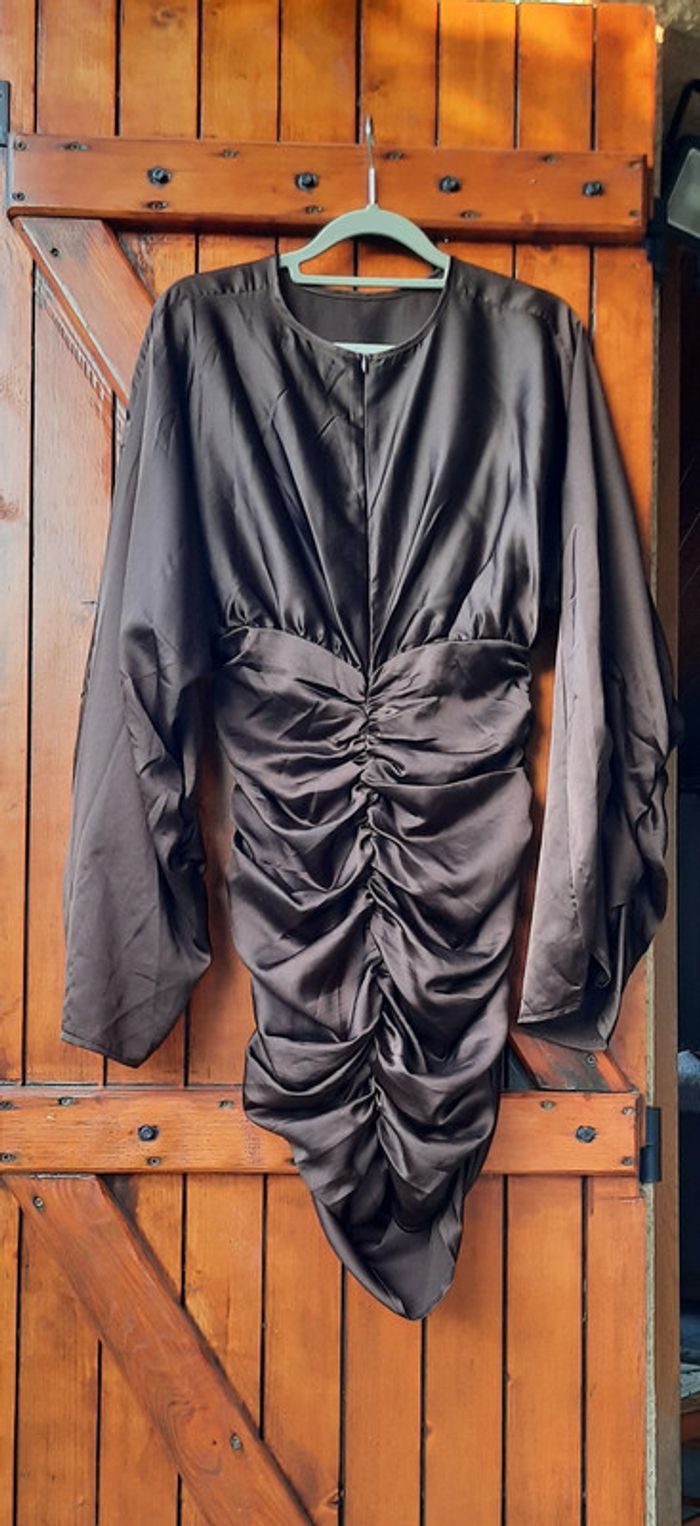 Robe satin marron Prettylittlething 34 - photo numéro 2