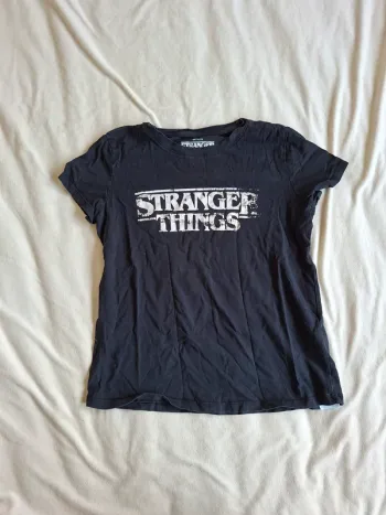 t-shirt  noir écriture sur le devant Stranger Things marque  Stranger Things taille S