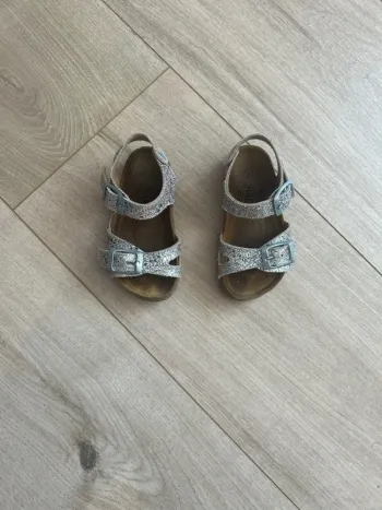 Nu pied petite fille