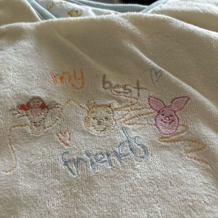 Vends lot de deux gigoteuses Disney et mots d enfant 0/6 mois en bon état - photo numéro 3