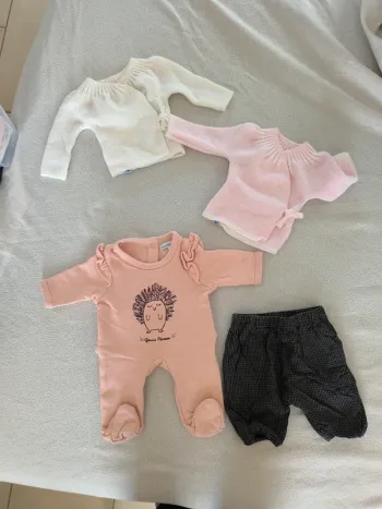 Lot dors bien, brassières et pantalon jusqu'à 1 mois