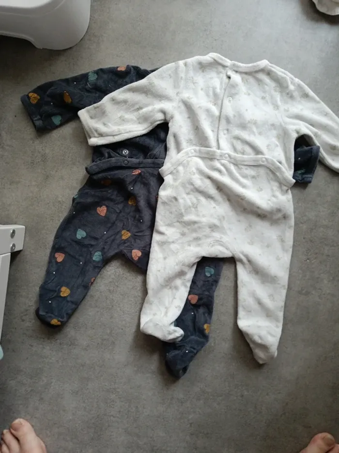 Lot de 2 pyjamas Kiabi velours 6 mois - photo numéro 3