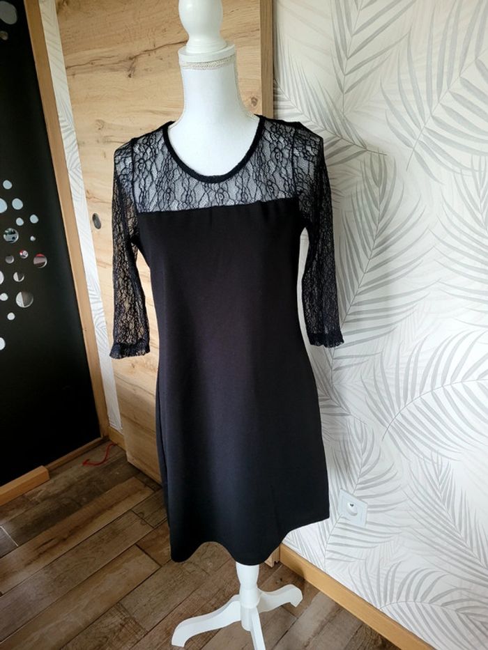 Très jolie robe taille 38 noir avec dentelle