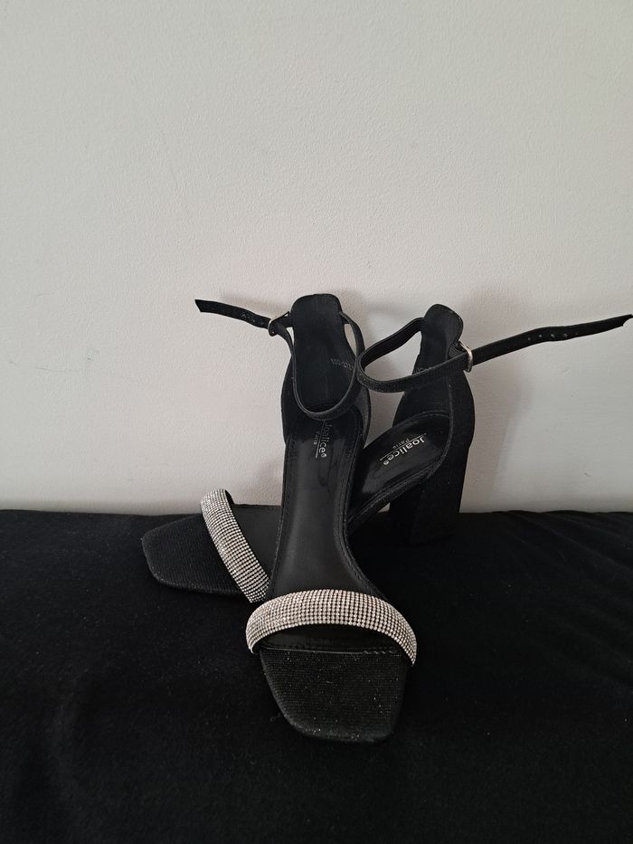 Talons hauts noirs ouverts avec paillettes