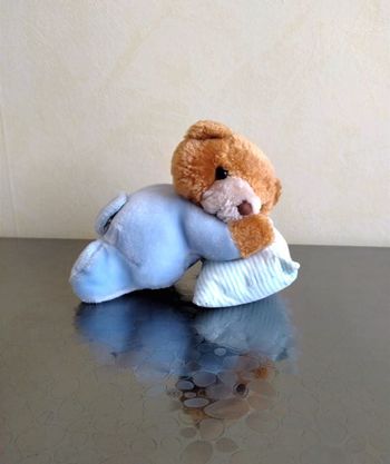 Peluche chien couché