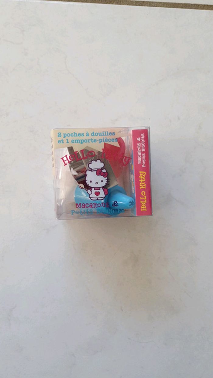2 poches à douille et 1 emporte-pièce hello kitty Neuf LY
