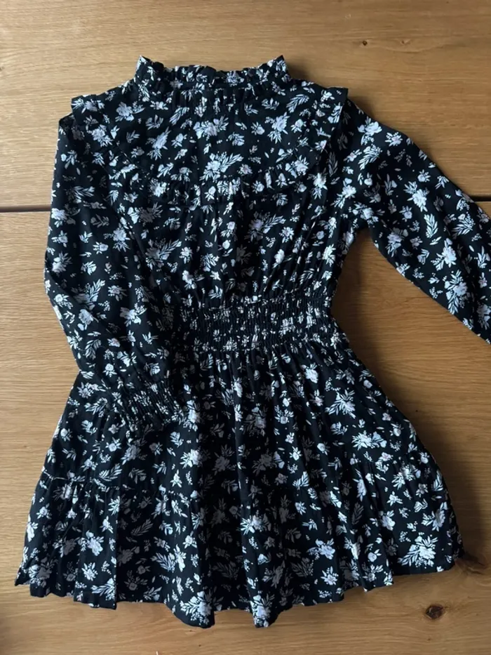 Robe ML fluide fond noir et petites fleurs blanches - Taille 4 Ans - photo numéro 2