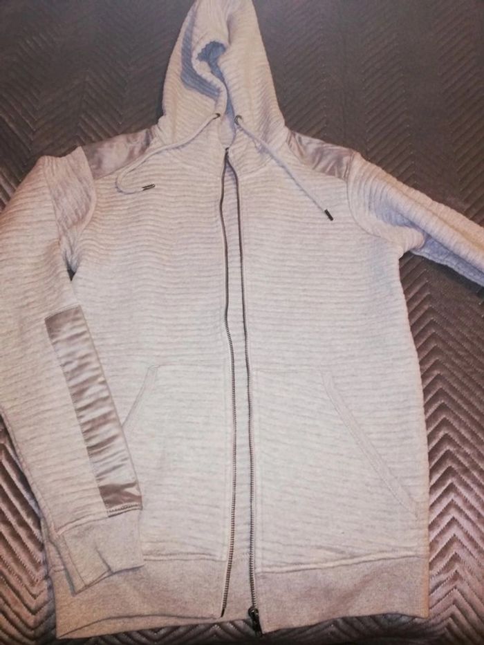 Sweat zippé à capuche esprit