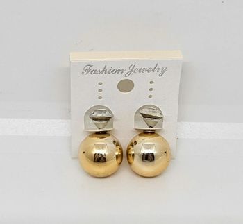 Paire de boucles d'oreilles.
Neuve.