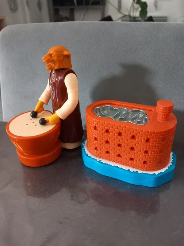 Lot 2 figurines personnages Fort Boyard mcdonald's - photo numéro 2
