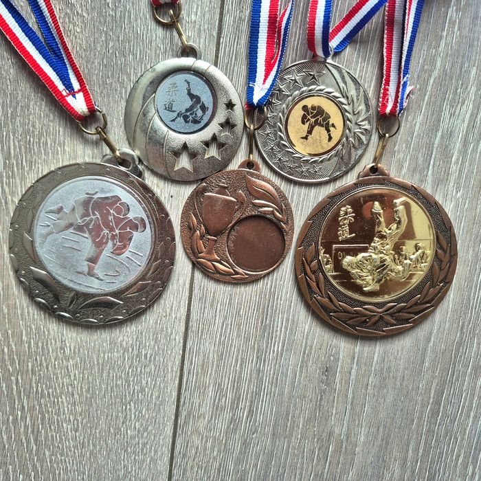 Lot de 5 médailles et 3 coupe sportive - photo numéro 3