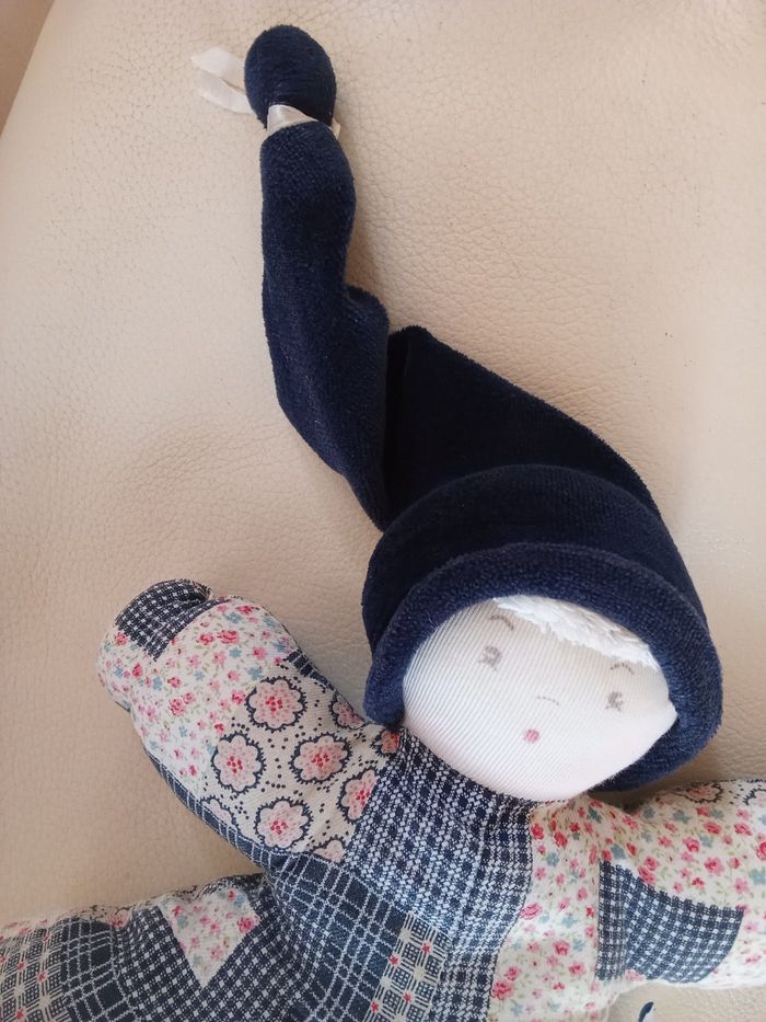 Doudou Moulin Roty vite un câlin poupée chiffon tissu 1997 bleu marine tissu style  patchwork  fleurs fleuri floral visage peint - photo numéro 6