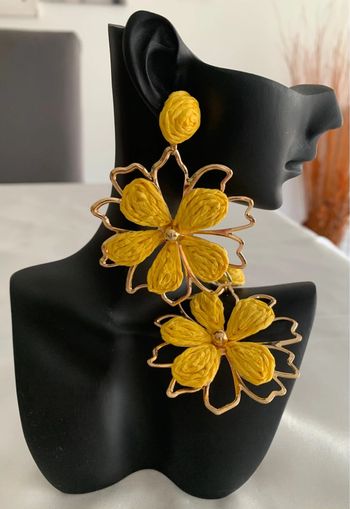 Grandes boucles d’oreilles xxl fleur jaune en raphia
