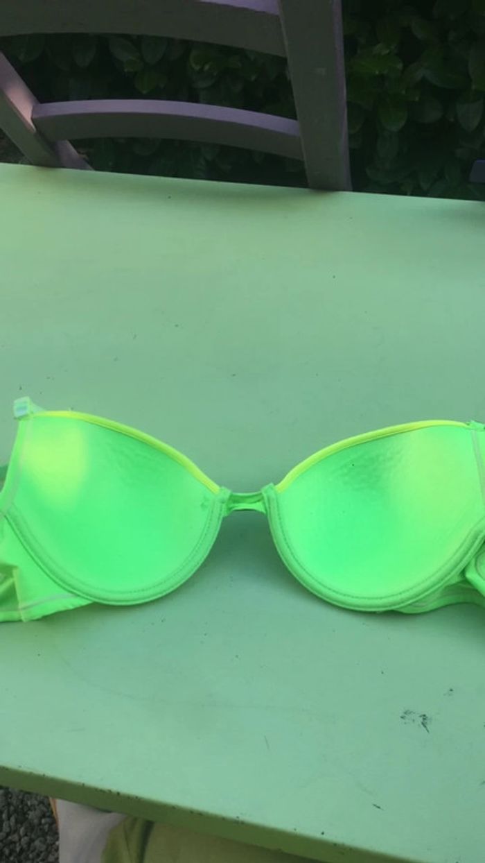 Soutien-gorge vert fluo !! - photo numéro 3