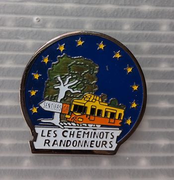 Très rare. Pin's SNCF les cheminots randonneurs