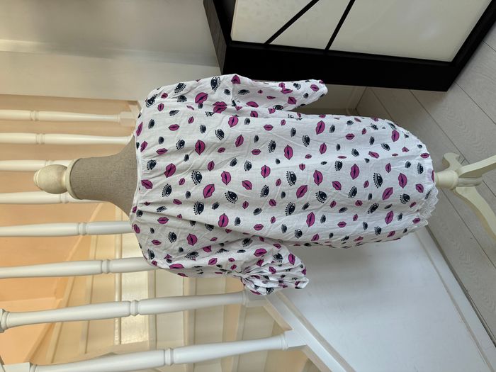 Blouse crème et rose à motifs bouches roses et yeux gris - photo numéro 4