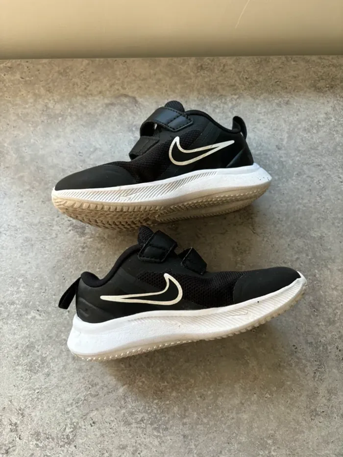 Chaussures Nike enfants taille 25 - photo numéro 3