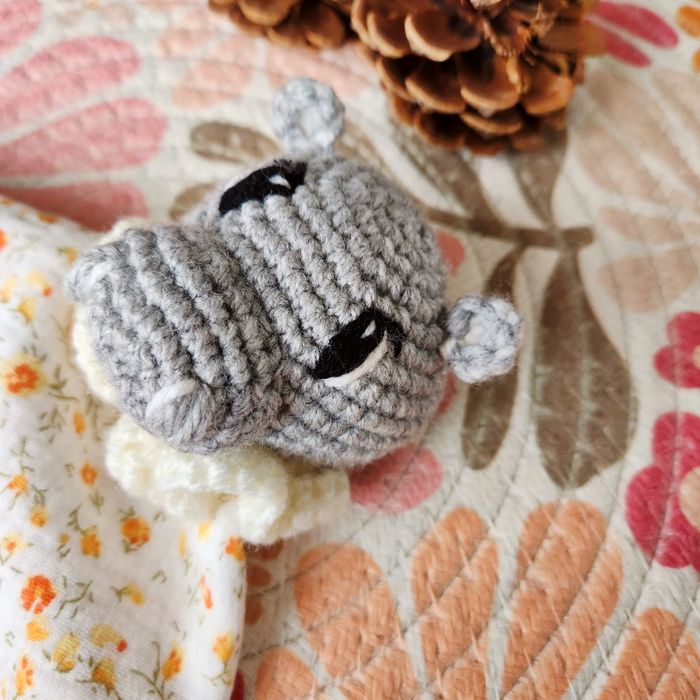 Doudou lange Hippolyte l’Hippopotame en crochet fait main cadeau de naissance anniversaire personnalisable - photo numéro 2