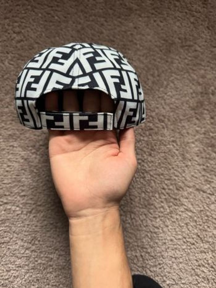 Casquette Fendi - photo numéro 2