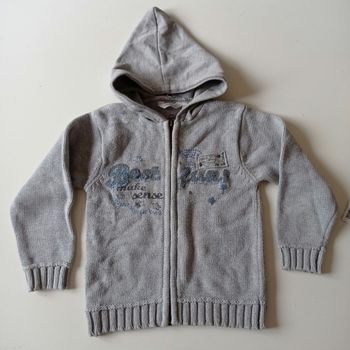 Gilet zippé gris en 4 ans