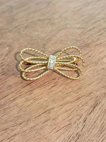 Broche noeud de fils torsadés et strass