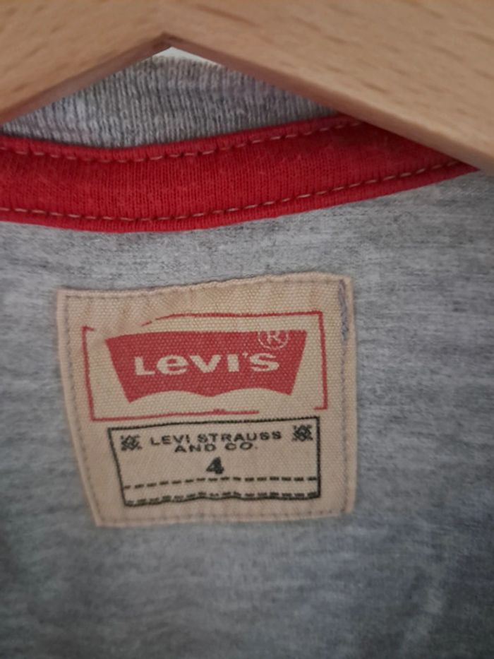 Tee shirt levi's classique logo rouge gris 4 ans tbe - photo numéro 2