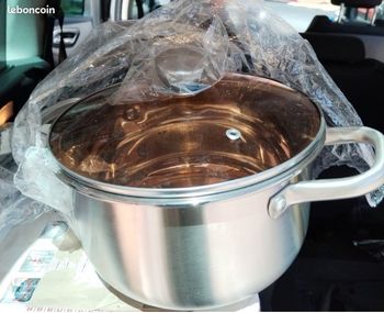 asserole en inox avec couvercle - POT AND PAN - dimension : 22 x 11 cm
neuf
