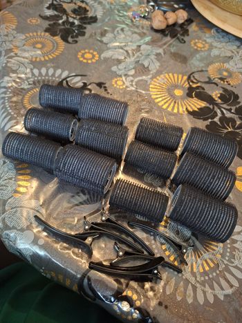 Rouleau de Cheveux Auto-Adhérent, Ensemble de 6 Rouleaux, Boucleurs Sans Chaleur, Rouleaux pour Cheveux Longs, Moyens et Courts, Rouleaux avec Pinces à Cheveux neuf 
Prix 2 euro