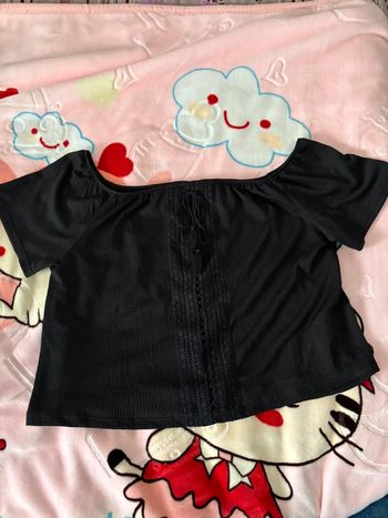 Tee-shirt noir épaule dénudée