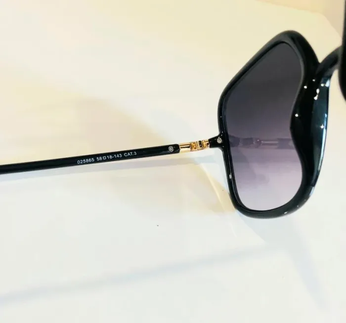 Lunette de soleil femme carrée noire et dorée verres dégradés UV protection catégorie 3 - photo numéro 5