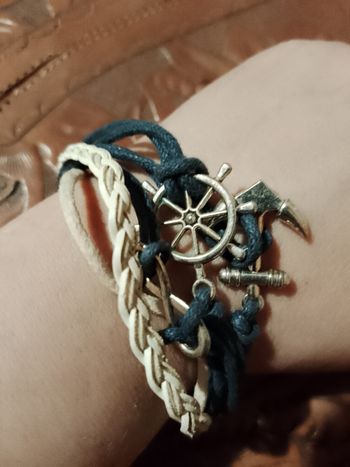 bracelet en tissu blanc/bleu et métal argenté.