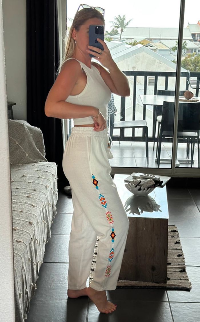 Pantalon léger en lin blanc coupe ample, détails brodés colorés taille 3 - photo numéro 3