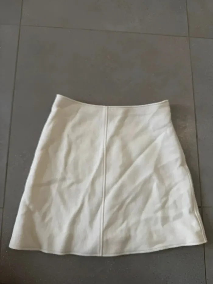 Jupe crème Courrèges, taille 38, une trace à nettoyer à l'avant, 37x45cm 100% laine