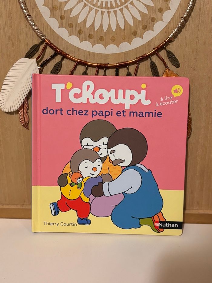 Tchoupi dort chez papi et mamie