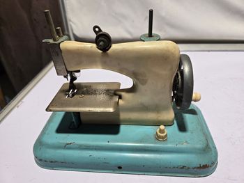 Ancienne machine a coudre jouet 