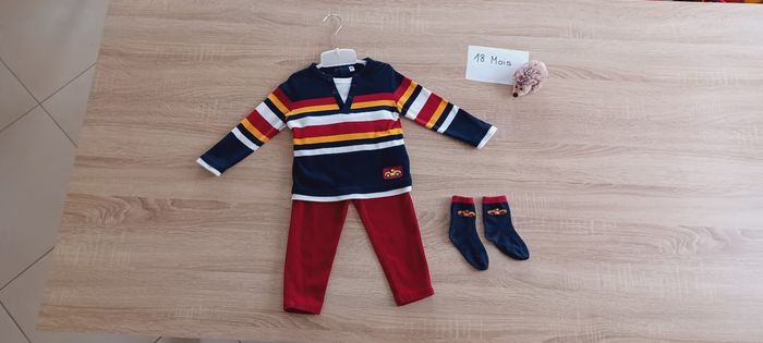 Ensemble 3 pièces bébé garçon Plus Collection, couleur rouge, jaune, blanc et bleu marine, tee-shirt manches longues + pantalon + chaussettes, taille 18 mois - photo numéro 2