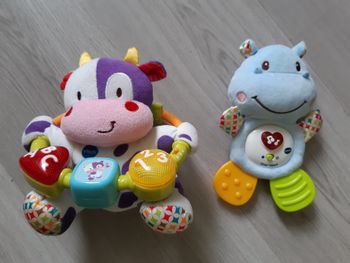 Lot de jouets et peluches bébé