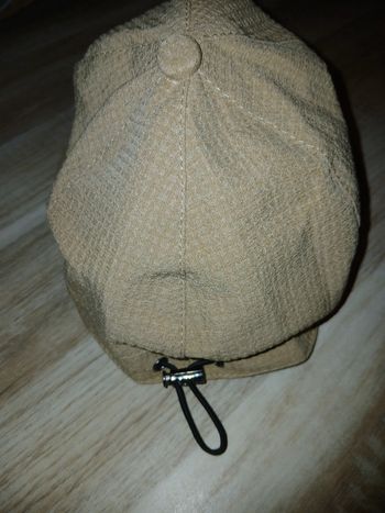 Casquette avec large visière,  resserable