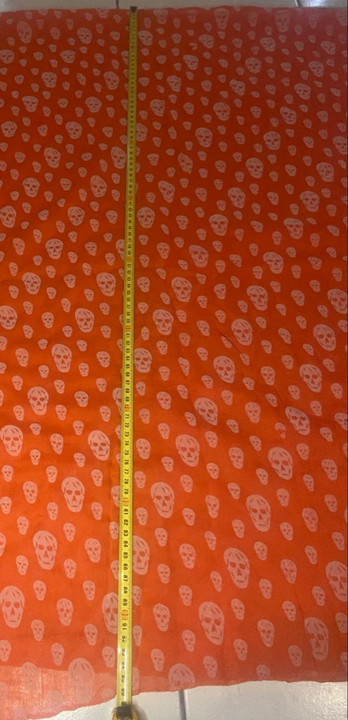Foulard orange et têtes de mort - photo numéro 4