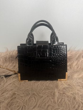 Sac à main noir laqué effet croco