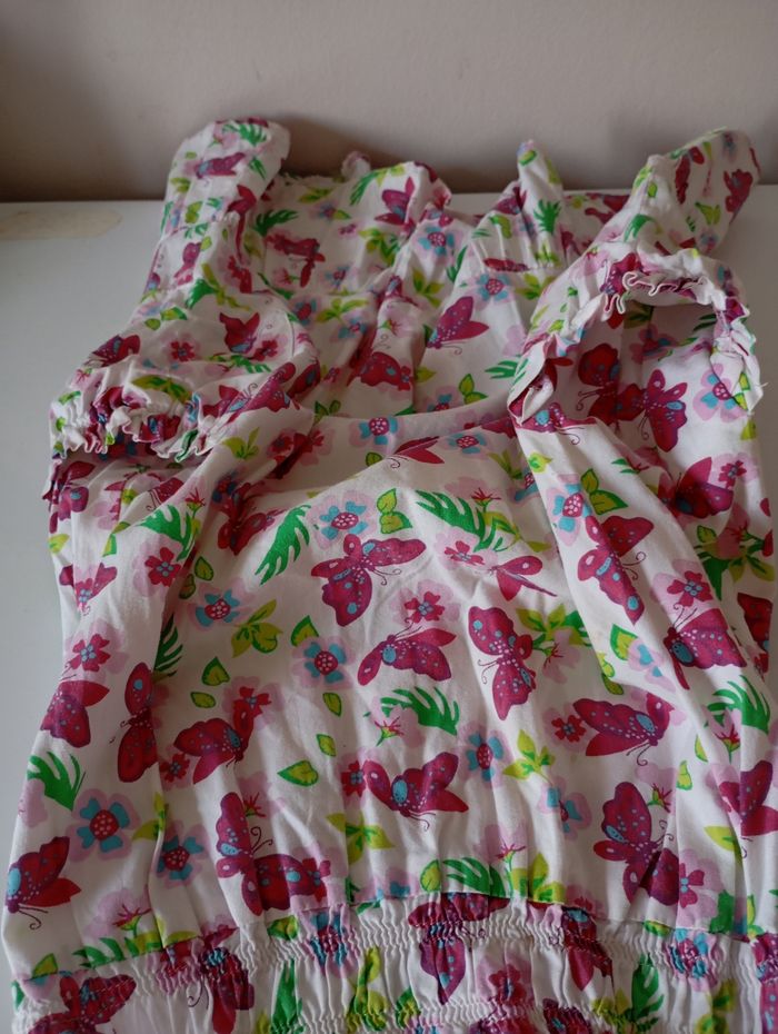 Robe d'été,6! ans ,blanche et imprimé multicouleus  papillons , Tout simplement. Très bon état - photo numéro 9