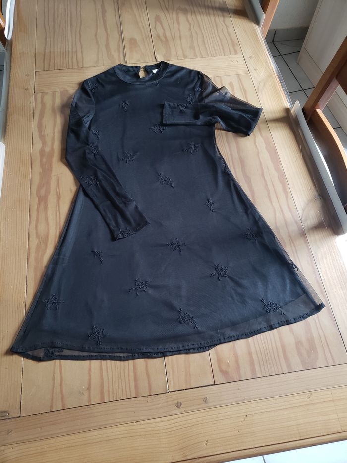 Robe noire manches longues transparentes