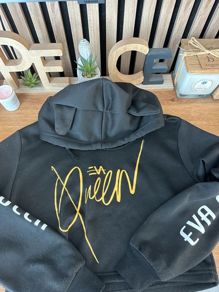 Pull court à capuche Eva Queen