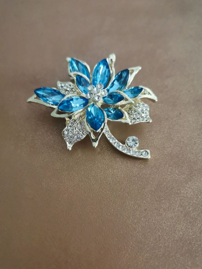 Broche femme fleur bleu turquoise