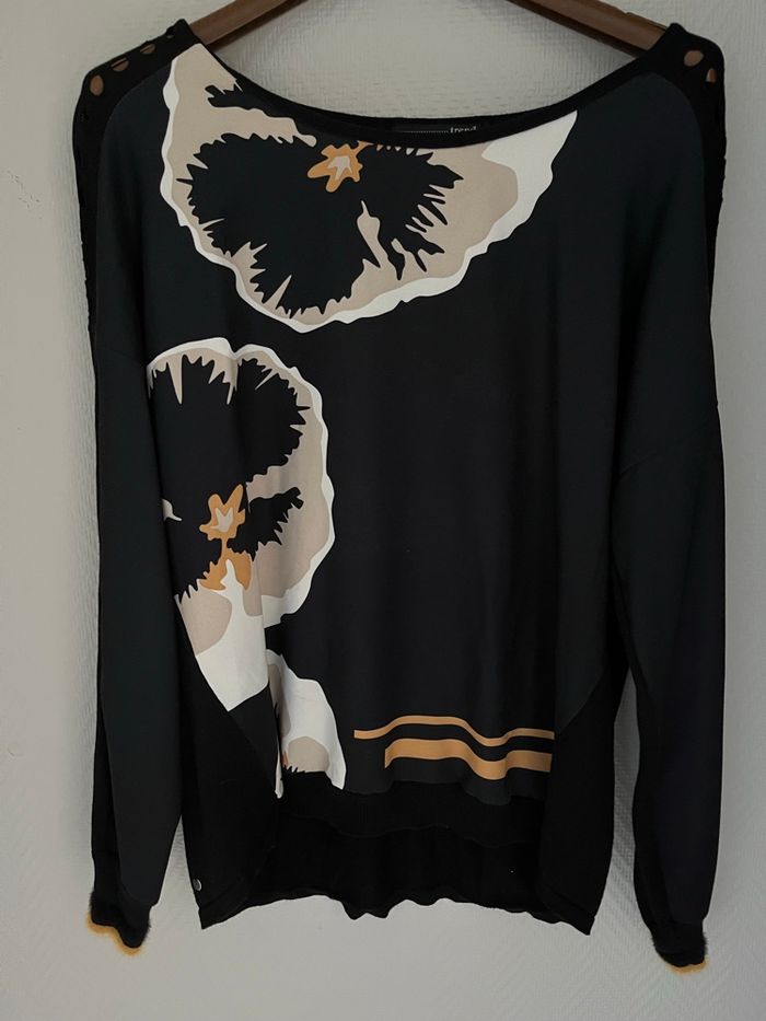 Pull noir et fleurs Miss Captain