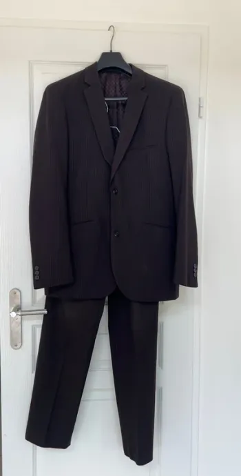 Costume Brice rayé marron foncé