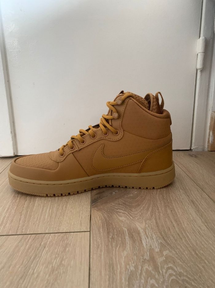 Basket Nike Court Borough Mid Winter 
Neuve jamais portée 
Taille 40 - photo numéro 5
