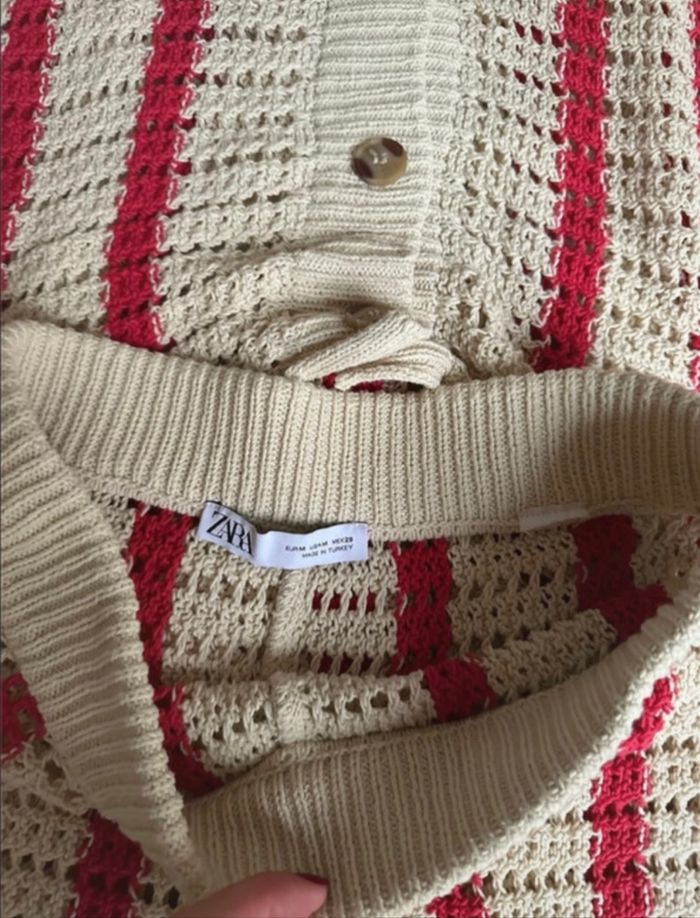 ensemble Zara composé d'un pull gilet et son short en maille de couleur beige et rouge. - photo numéro 7