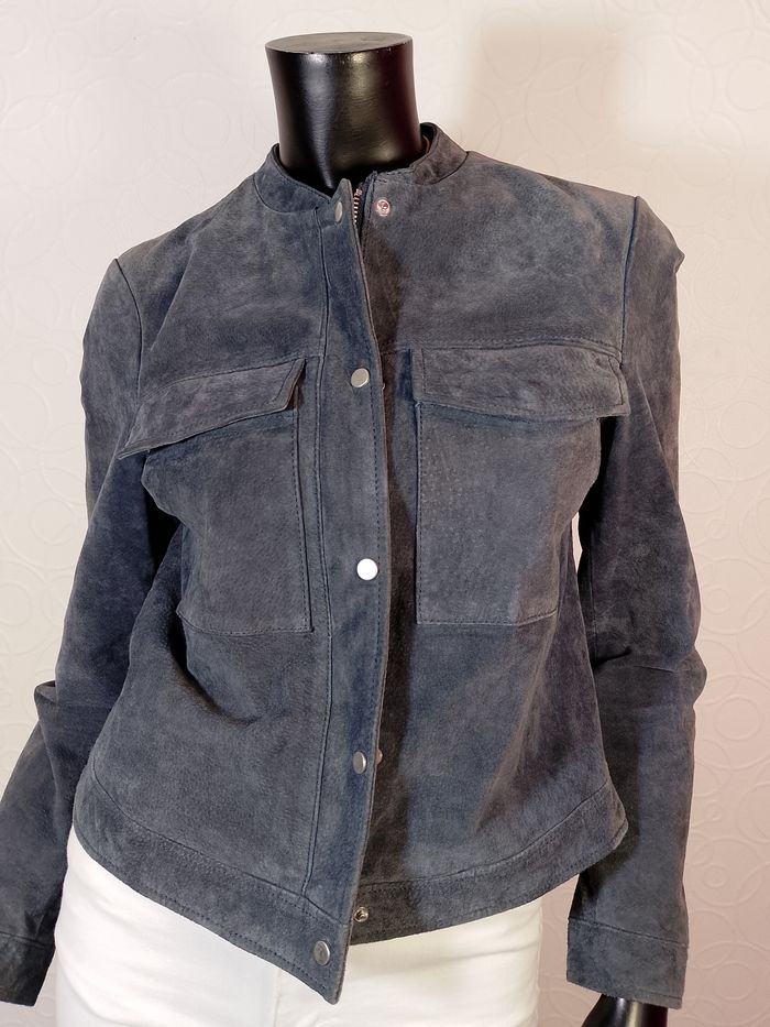 Etat NEUF - Veste zippée en cuir de porc marine/gris Mango